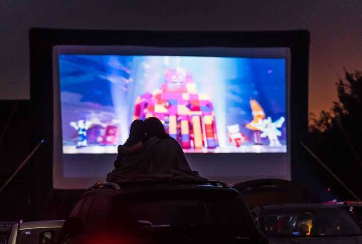 Cuddle up at a drive in movie with our large 40ft cinema screen for hire